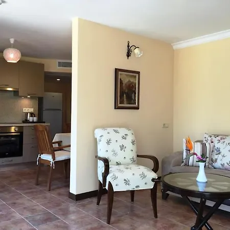 Apartment Sleeps 4, Luxury With Shared Pool - Awz 306