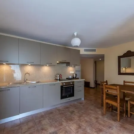 Sleeps 4, Luxury With Shared Pool - Awz 306