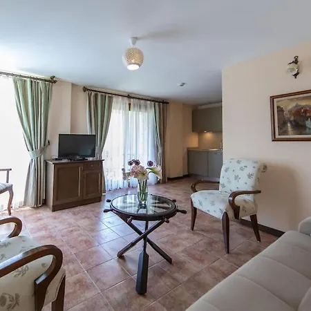 Sleeps 4, Luxury With Shared Pool - Awz 306 *